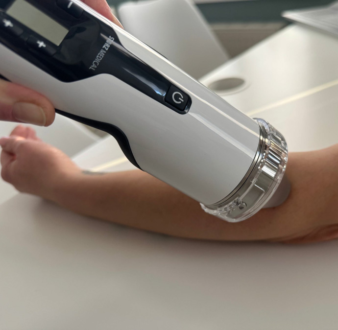 Fokussierte Stoßwellentherapie in der orthopädischen Privatpraxis von Dr. med. Karolin Stein in Berlin Treptow-Köpenick